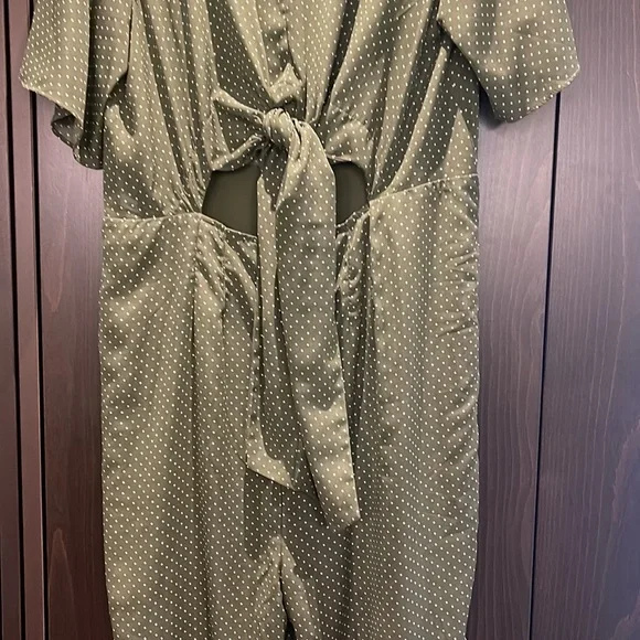GORGEOUS TALL relaxed jumpsuit with tie front in a green with polka dots in US14 - Picture 5 of 10